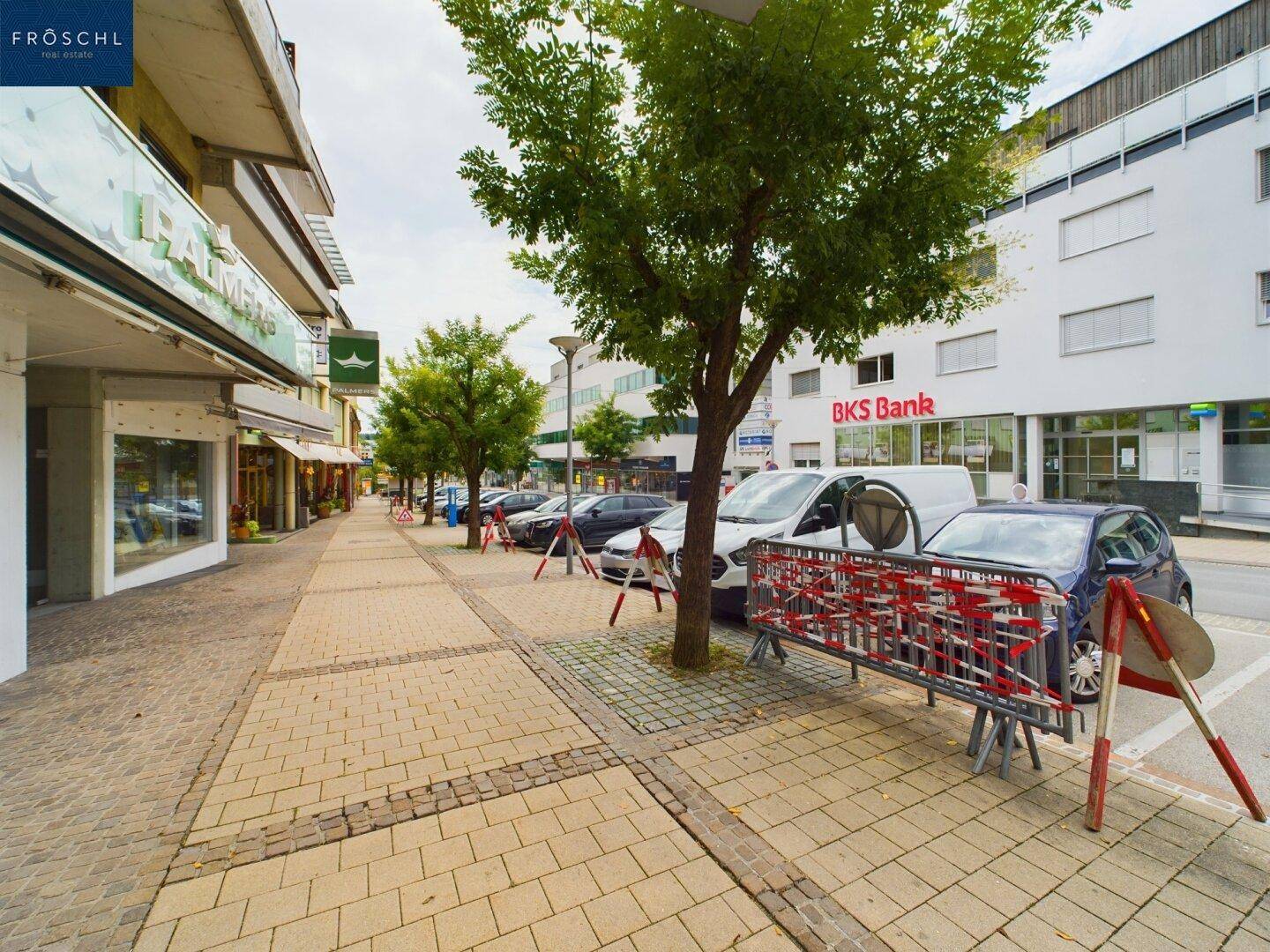 Ansicht vom Geschäftseingang Richtung Straße