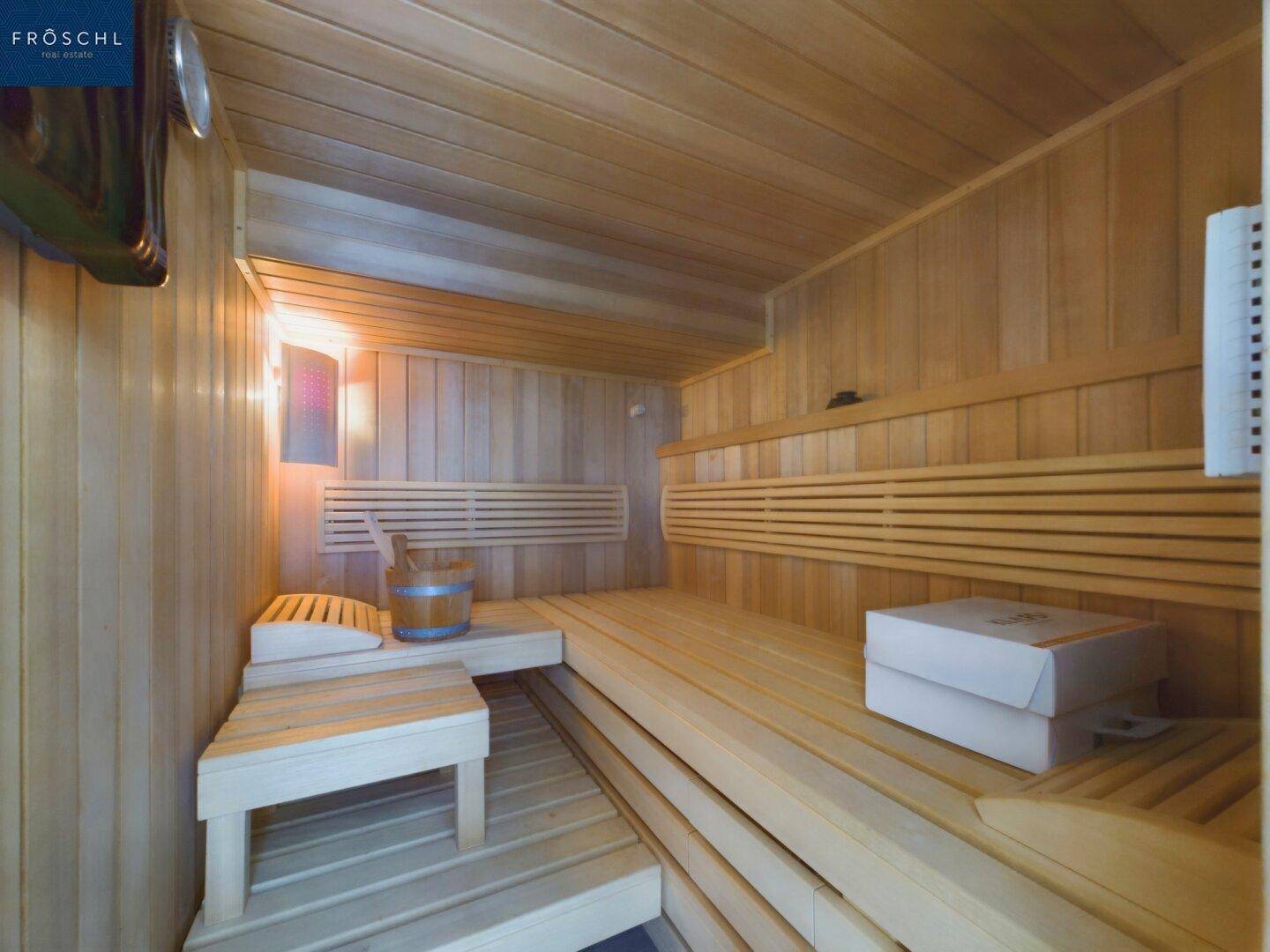 Gemütliche Holzsauna mit traditionellen Bänken für entspannende Momente.