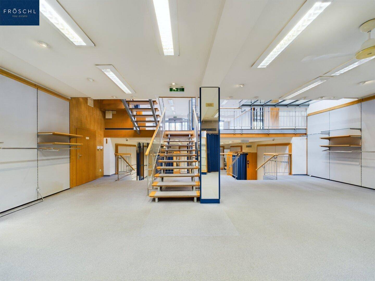 Offener Verkaufsraum mit einer zentralen Treppe, die die verschiedenen Ebenen des Geschäfts verbindet.