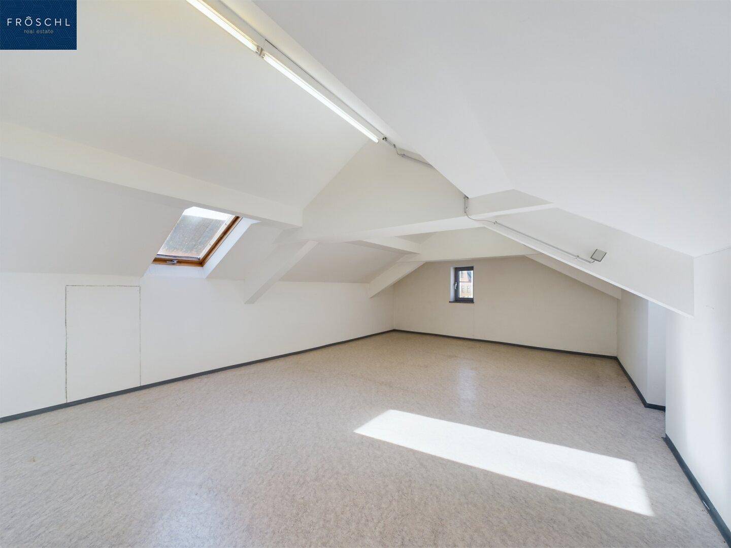 Geräumiger Dachboden mit schrägen Decken, einem Dachfenster und viel Potenzial für Ausbau.