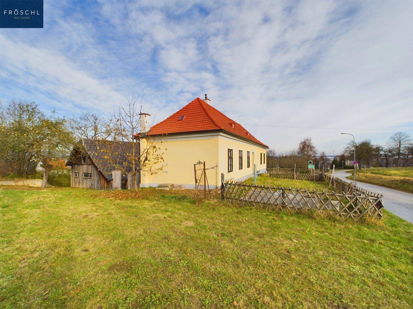 Seitliche Ansicht des Hauses u. Vorgarten