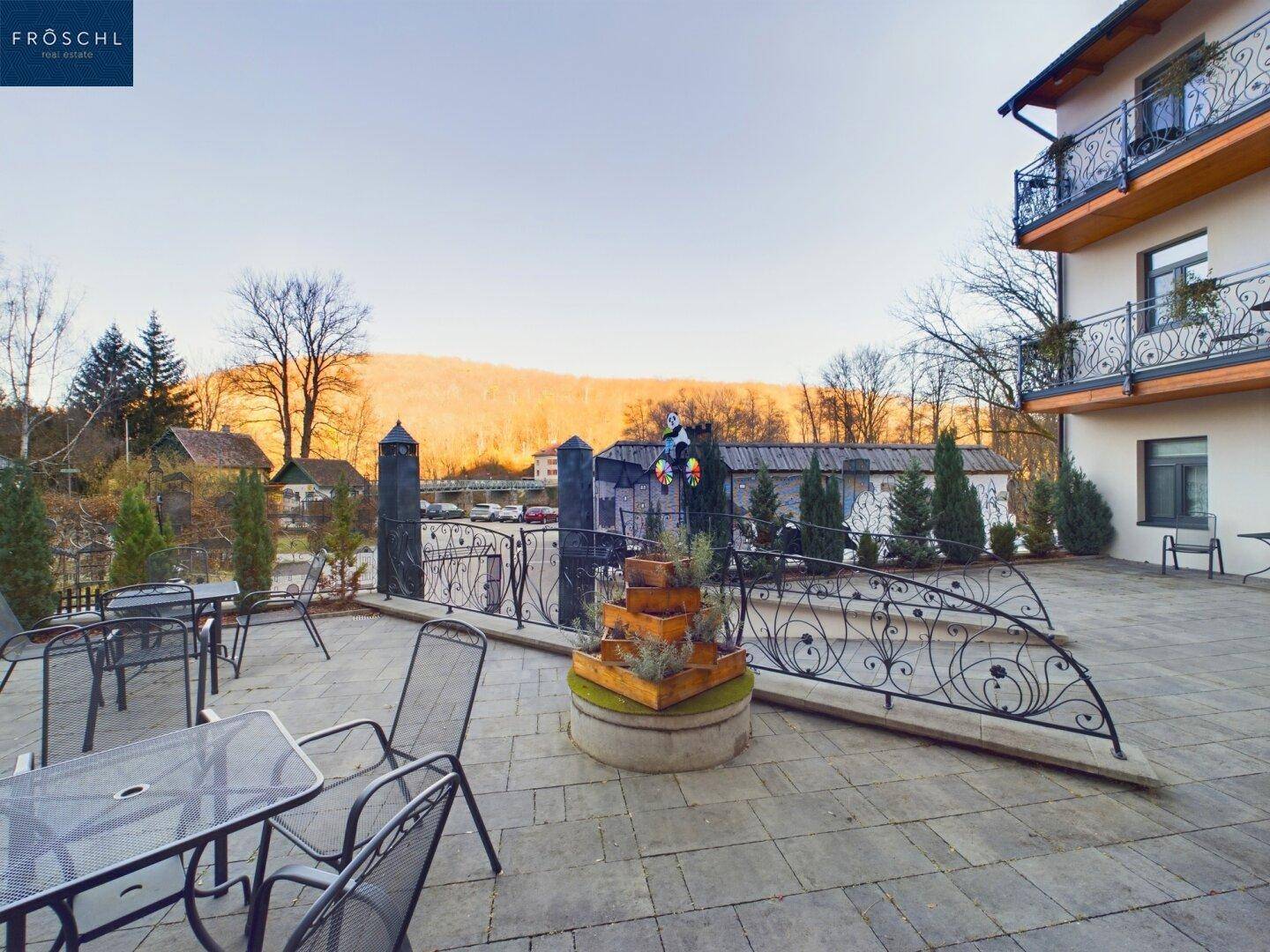 Herbst-Blick von Terrasse Richtung Thaya u. Parkplatz