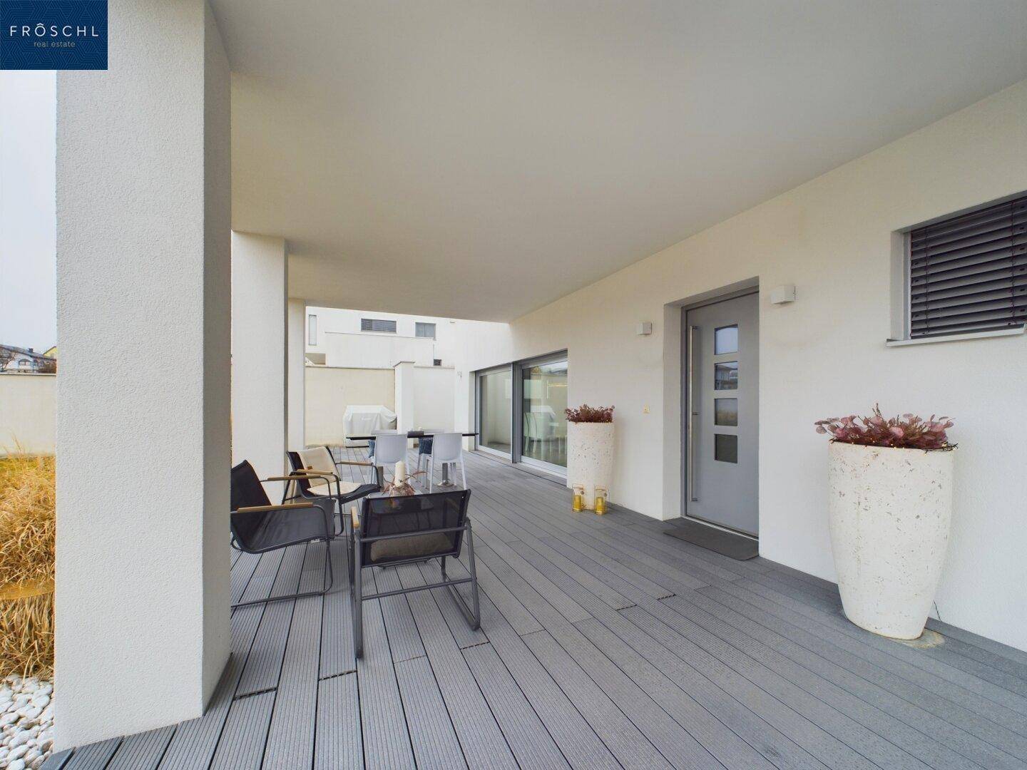 Überdachte Terrasse mit modernen Gartenmöbeln, ideal für entspannte Stunden im Freien.