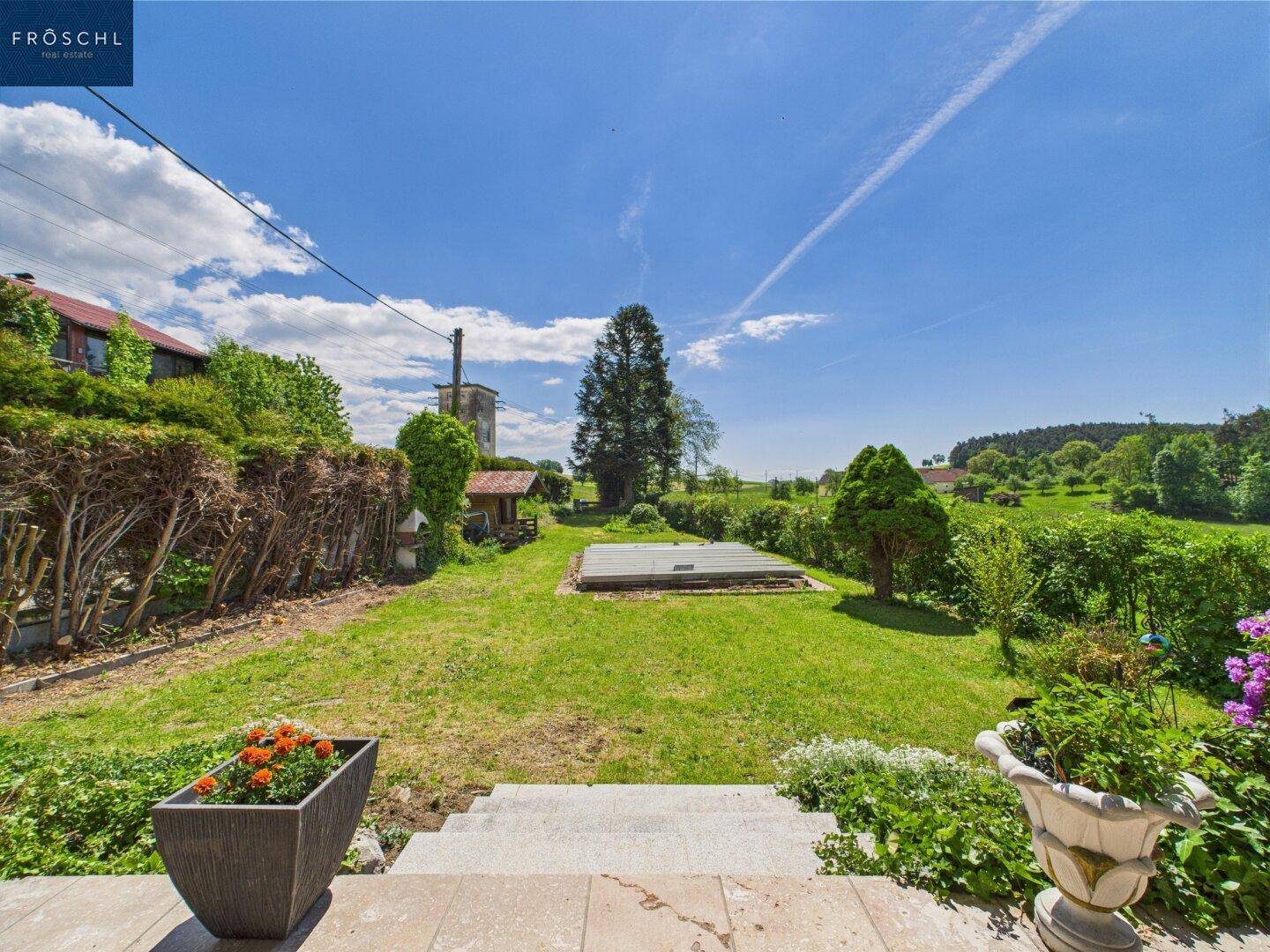 Grünblick von der Terrasse in den Garten