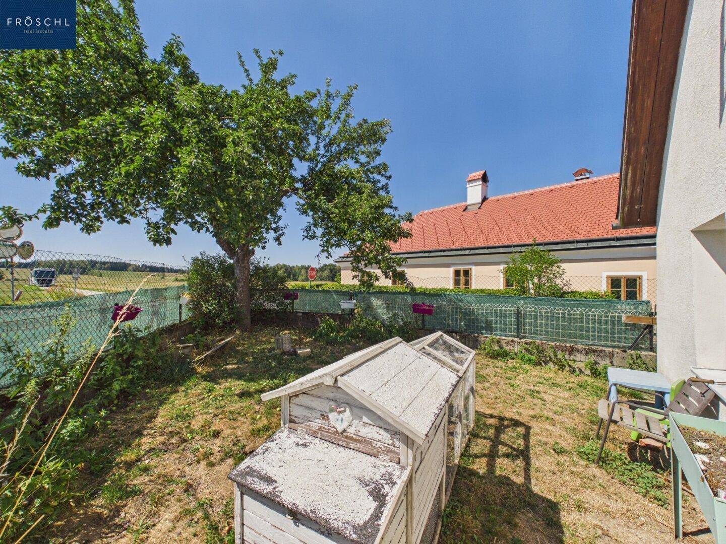 Blick in den Vorgarten mit dem Hünerstall