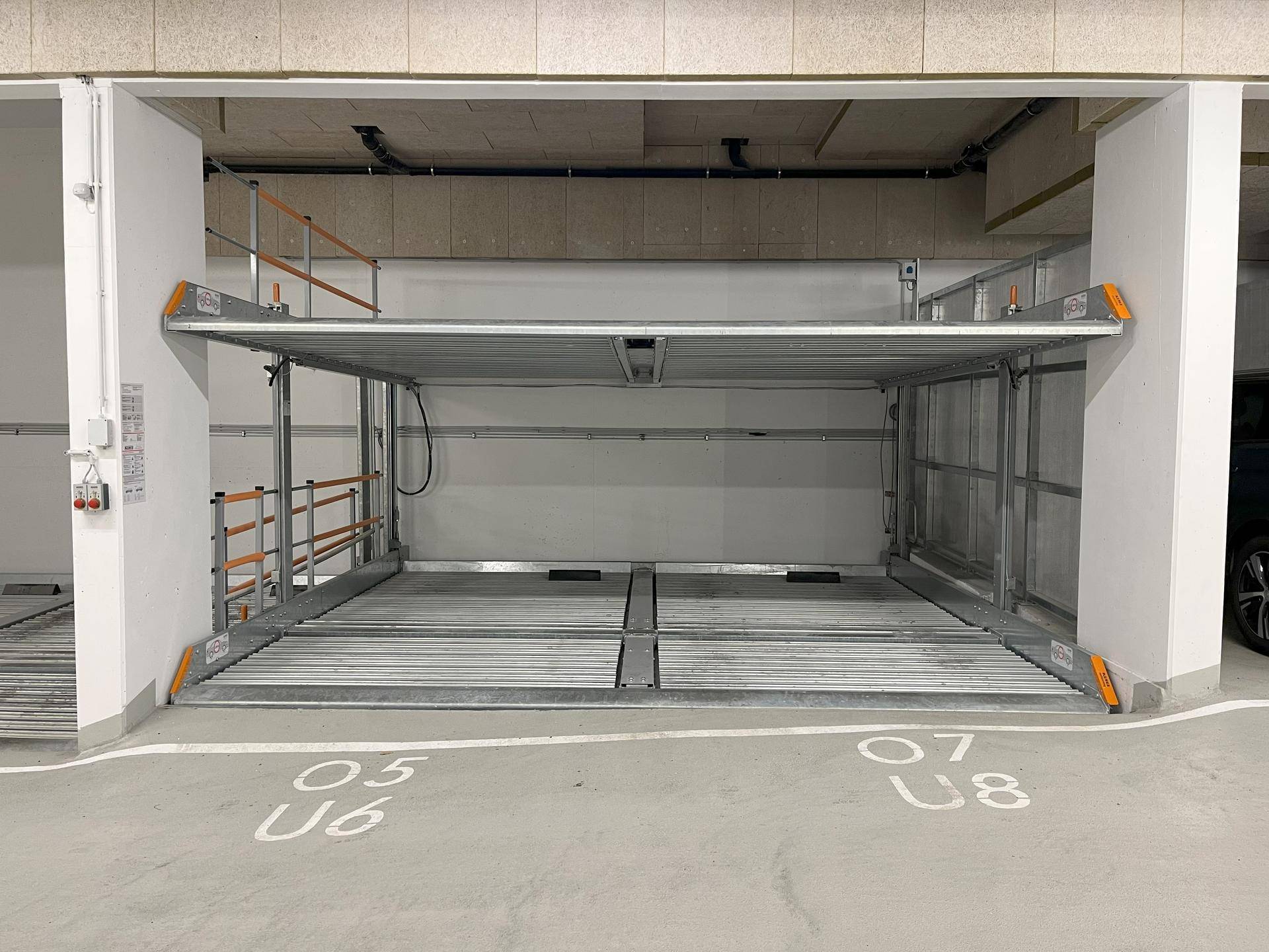 Detailansicht eines modernen Parkliftsystems in der Tiefgarage für effizientes Parken.