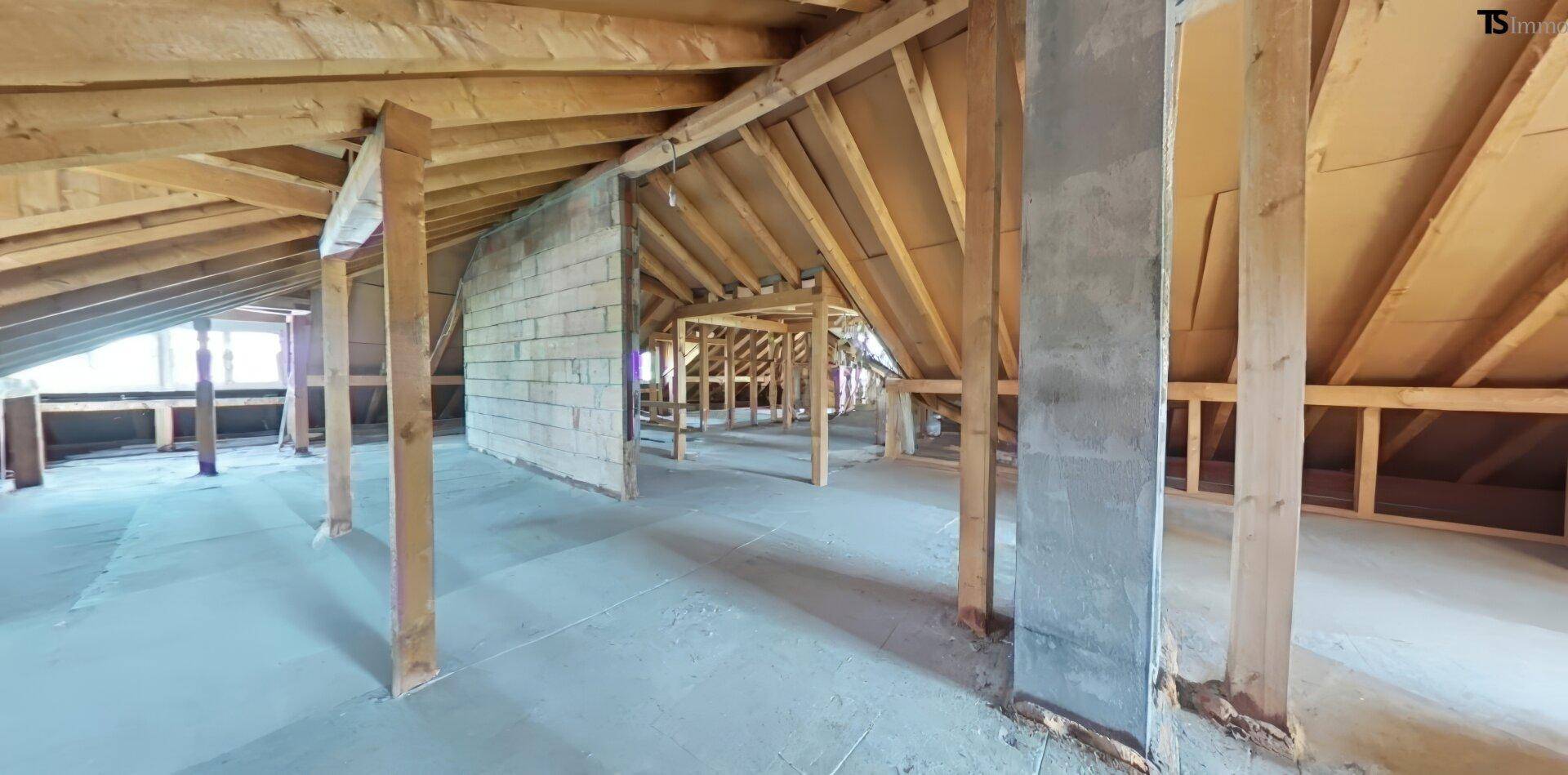 Großer Dachboden mit sichtbaren Holzbalken und Potenzial zum Ausbau.