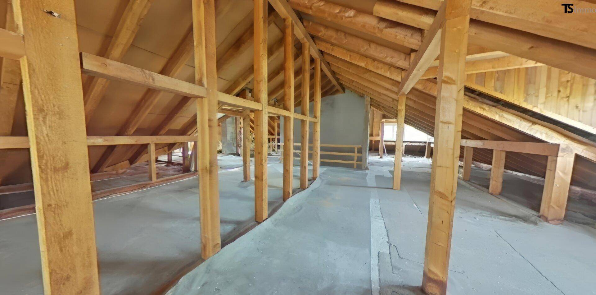 Dachboden mit Holzrahmenkonstruktion und viel Platz für Lagerung oder Ausbau.