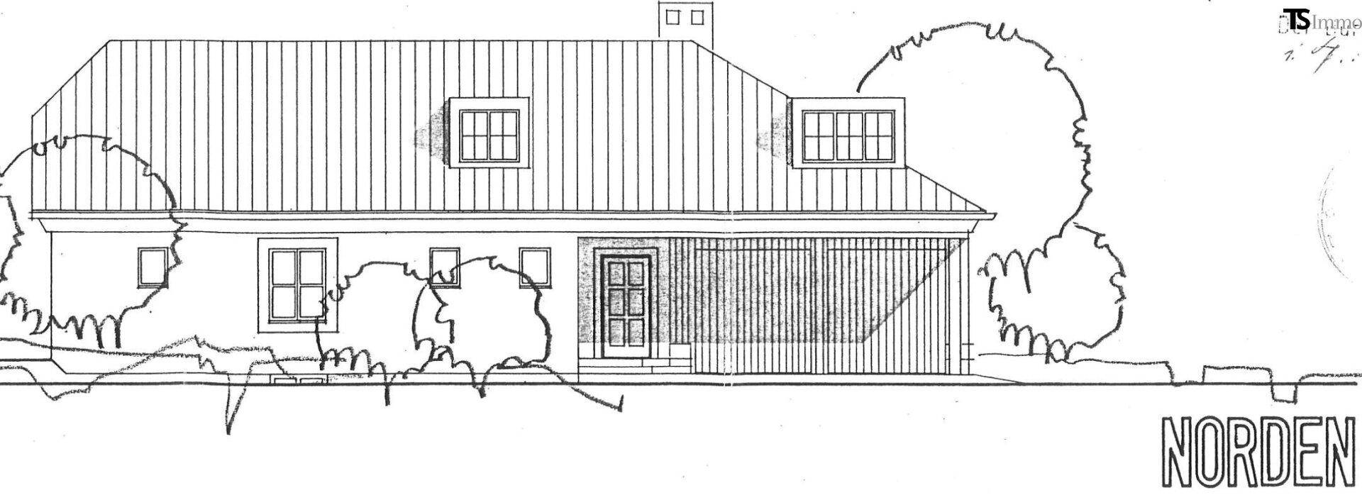 Architektonische Nordansicht des Hauses mit Satteldach und mehreren Fenstern.