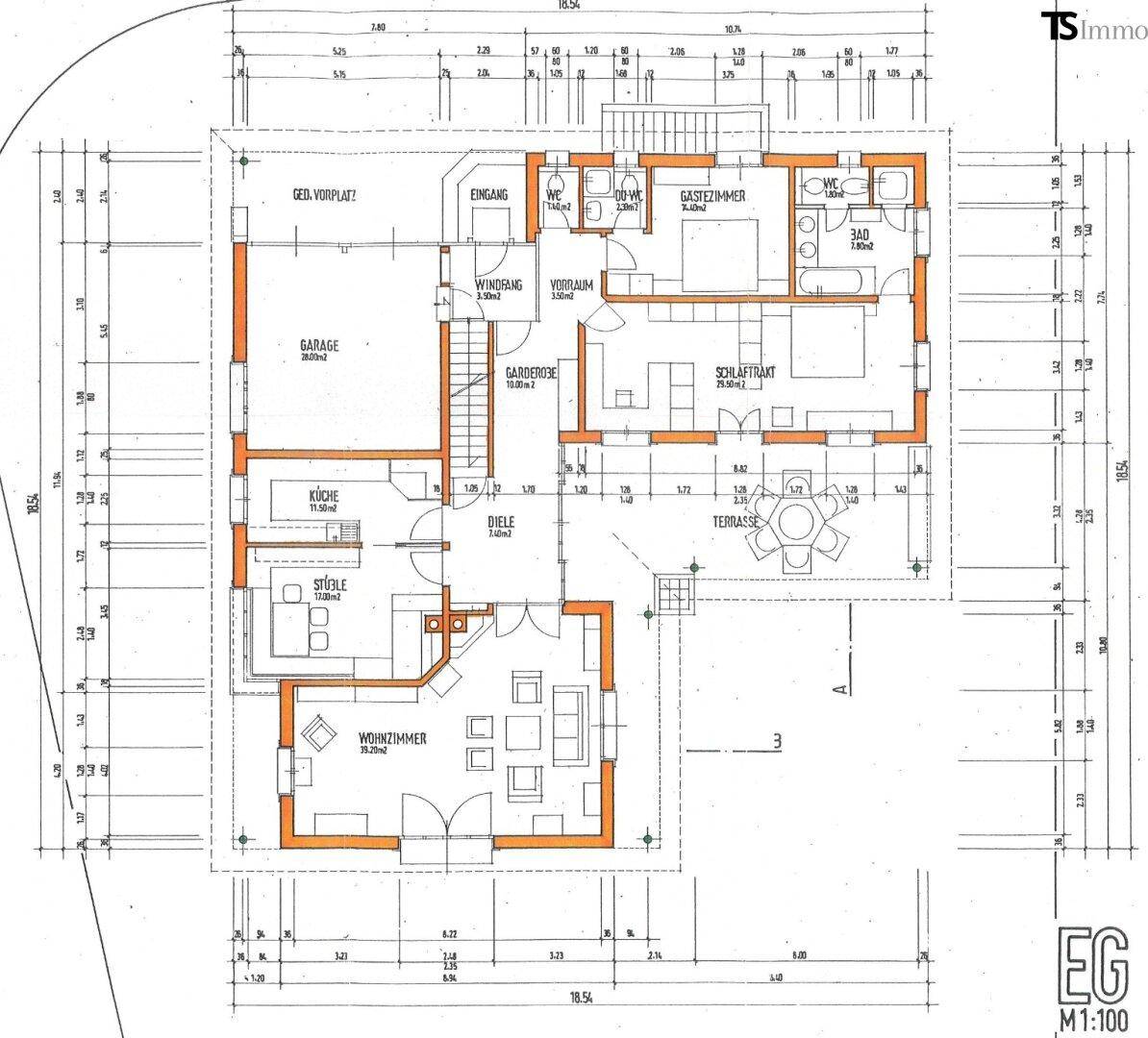 Detaillierter Grundriss des Erdgeschosses mit Wohnzimmer, Küche, Garage und Terrasse.
