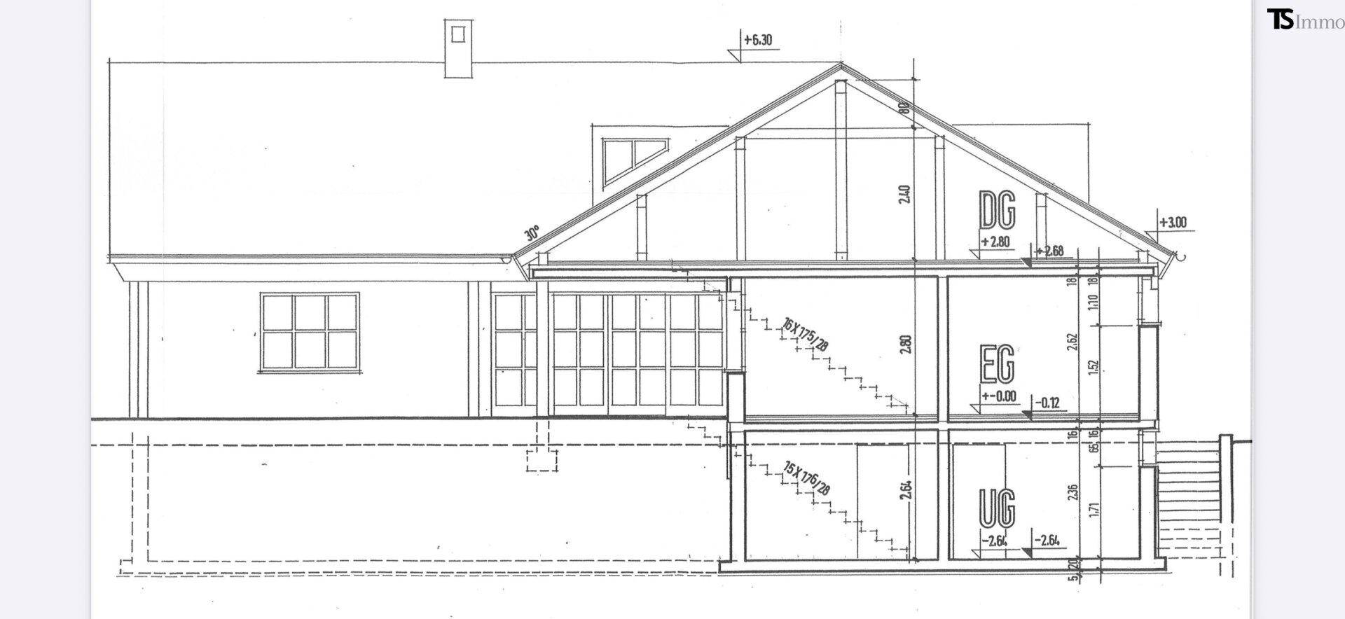 Architektonischer Querschnitt des Hauses mit Treppen, Untergeschoss, Erdgeschoss und Dachgeschoss.