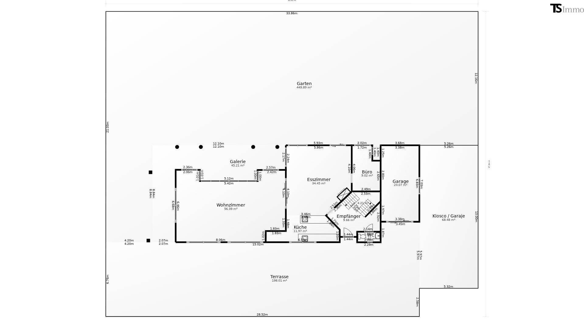 Schwarz-Weiß-Grundriss des Erdgeschosses mit Wohnzimmer, Essbereich und Terrasse.