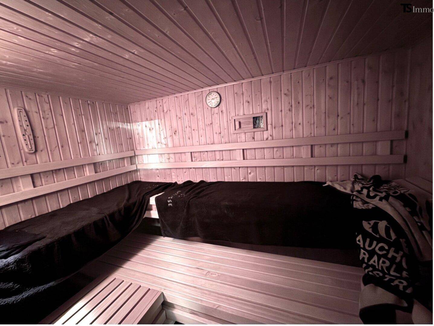 Gemütliche Holzsauna mit Bänken für Entspannung und Wellness.