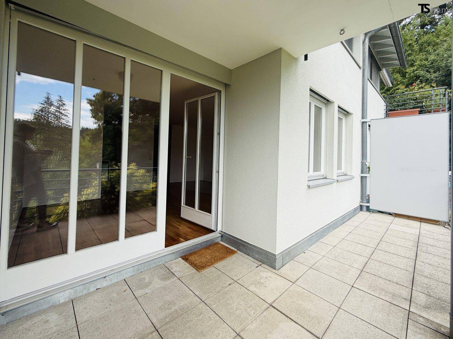 Zugang zur Terrasse mit großen Glasfronten, die viel Licht in den Innenraum lassen.