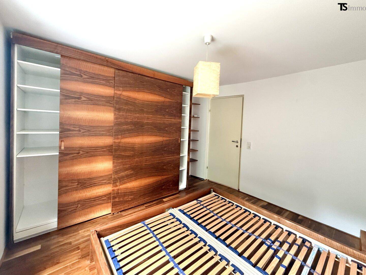 Schlafzimmer mit großem Einbauschrank und praktischen Schiebetüren für viel Stauraum.