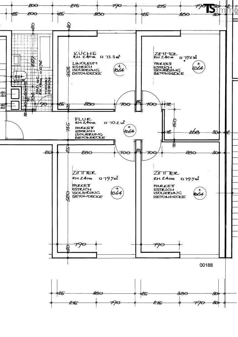 Technischer Grundriss mit detaillierten Raummaßen und Aufteilung von Bad und Zimmern.