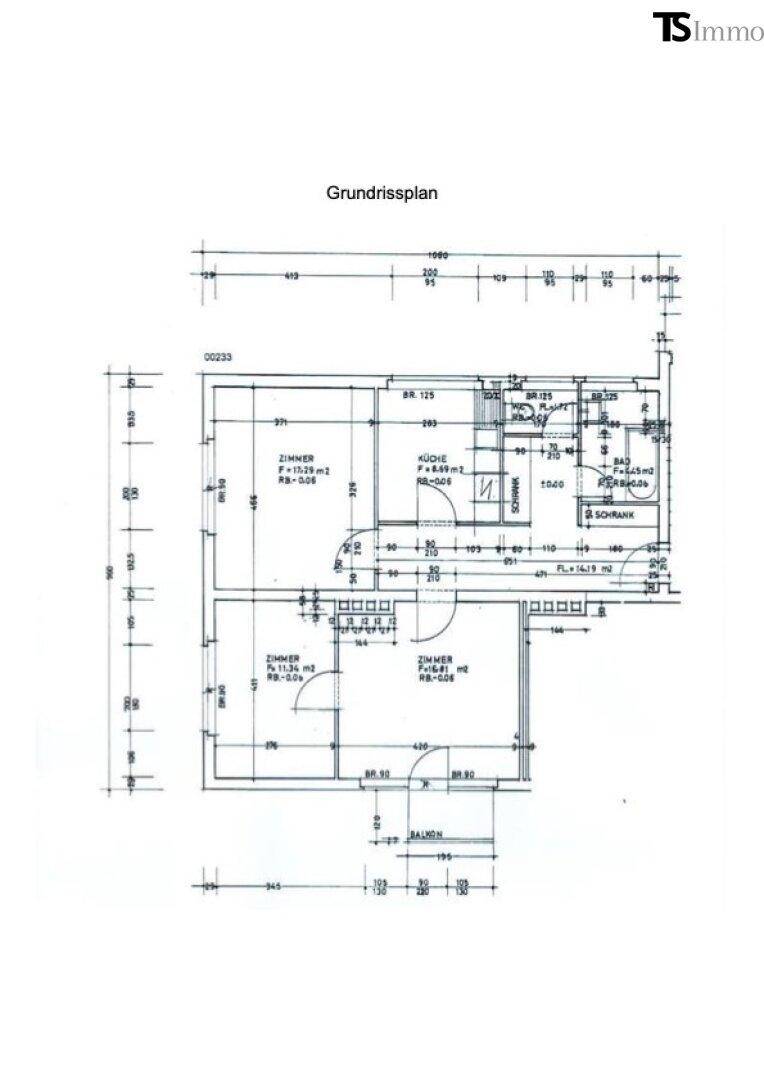 Grundrissplan einer Wohnung mit mehreren Zimmern, Küche, Bad, separatem WC und Balkon.