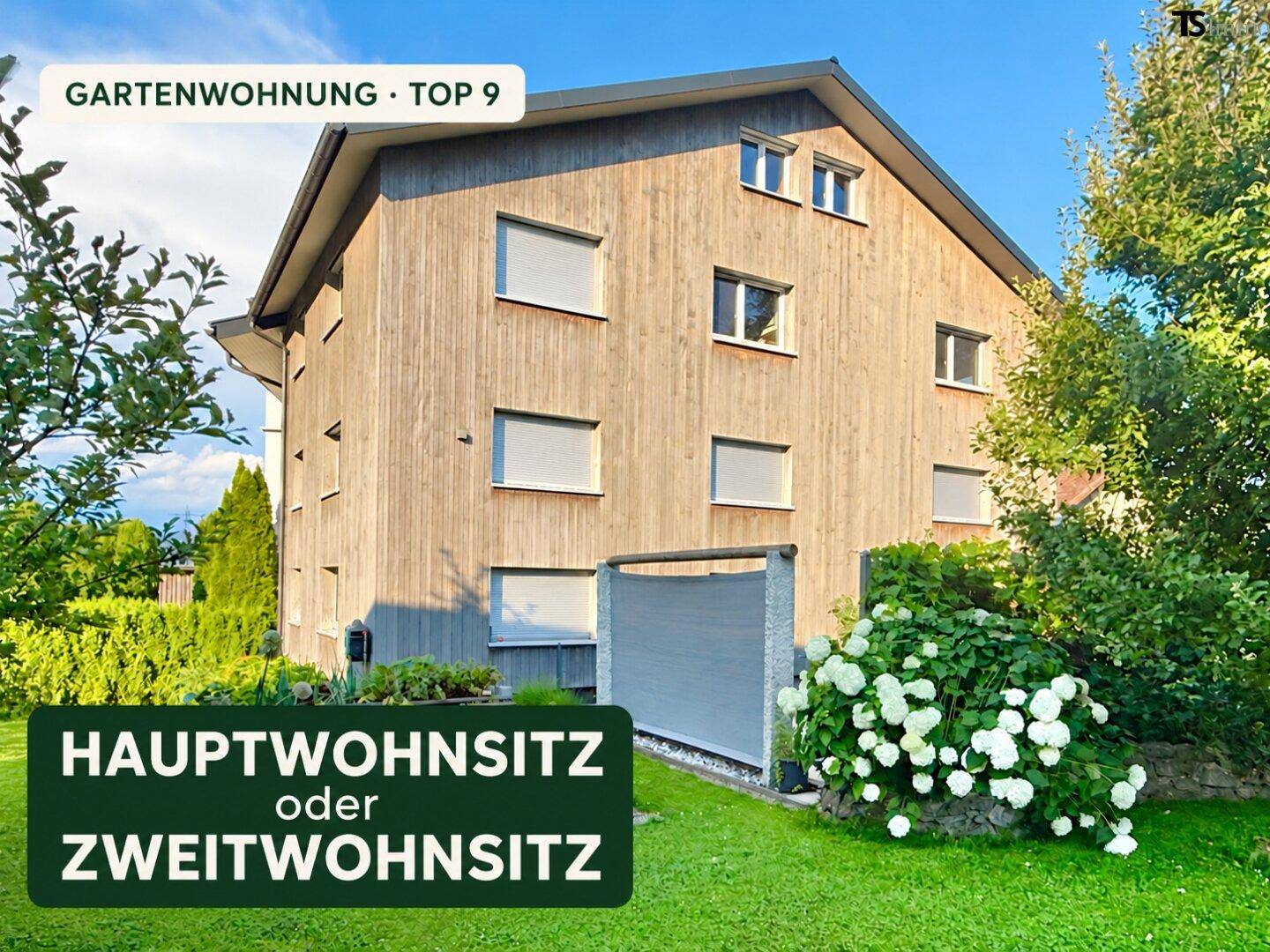 Modernes Einfamilienhaus mit Holzfassade, Satteldach und großem Gartenbereich.