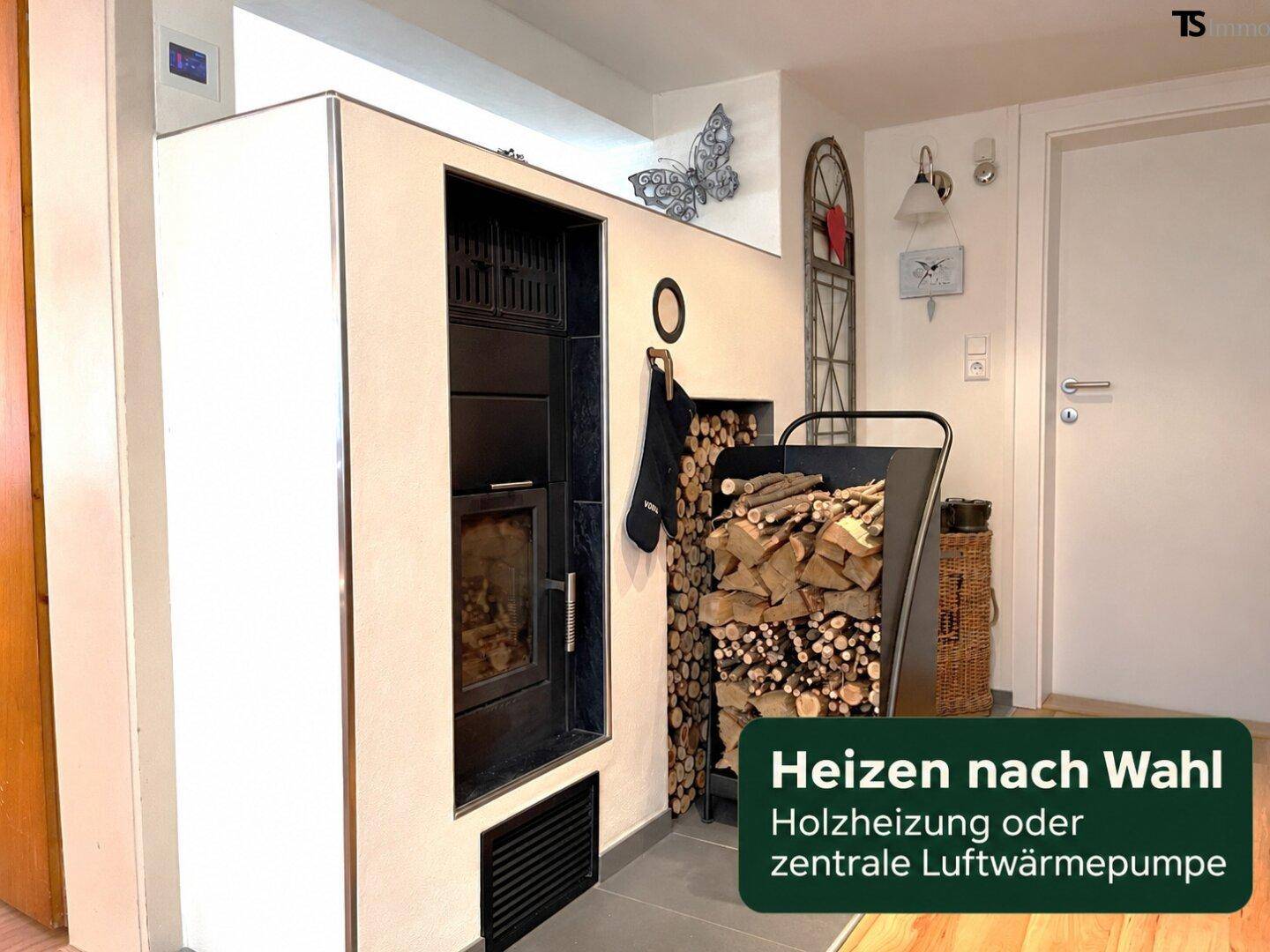 Moderner Holzofen mit gestapeltem Brennholz, der eine gemütliche Atmosphäre schafft.