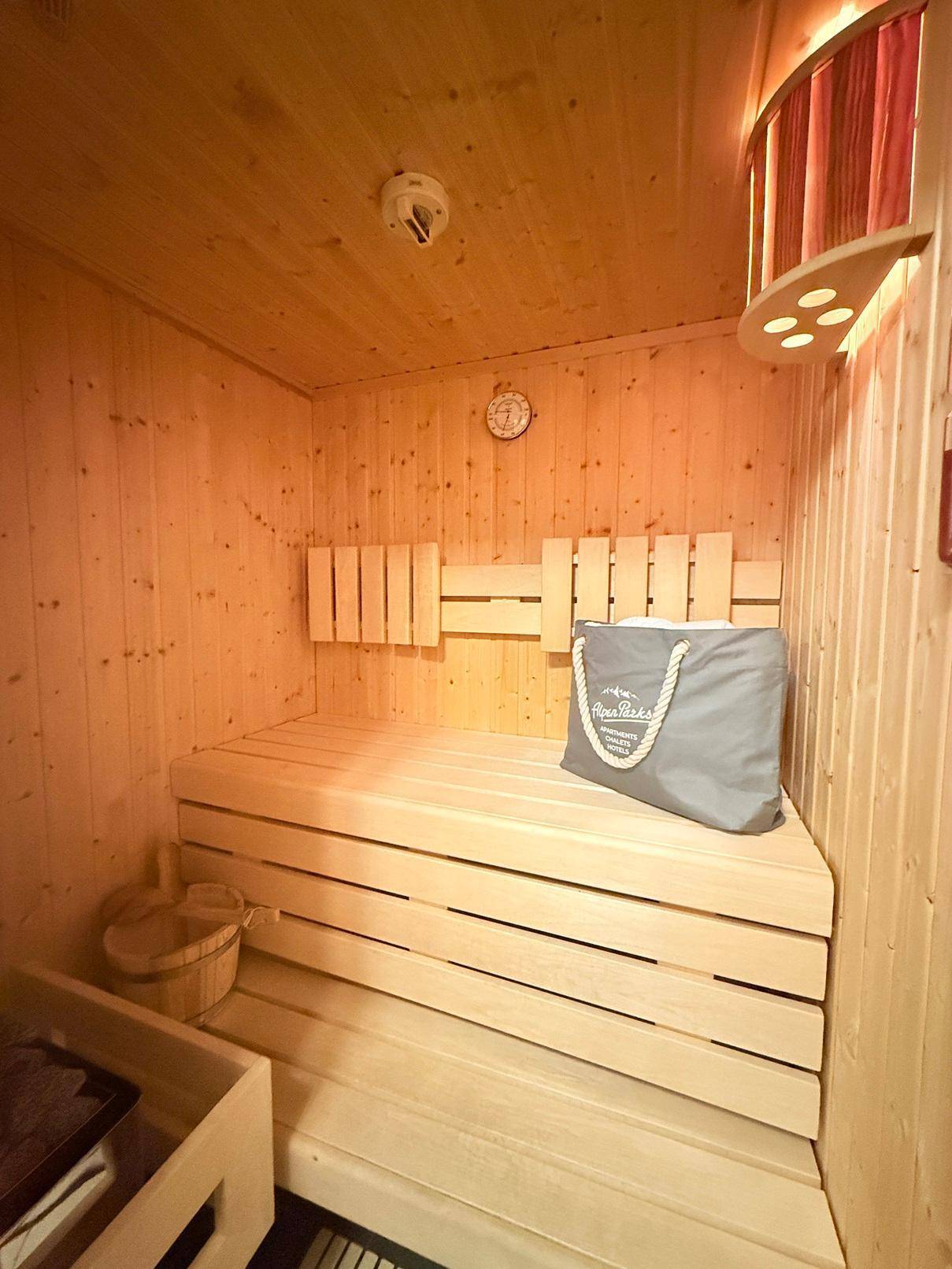 Gemütliche Holzsauna mit bequemen Bänken, ideal zum Entspannen nach einem langen Tag.