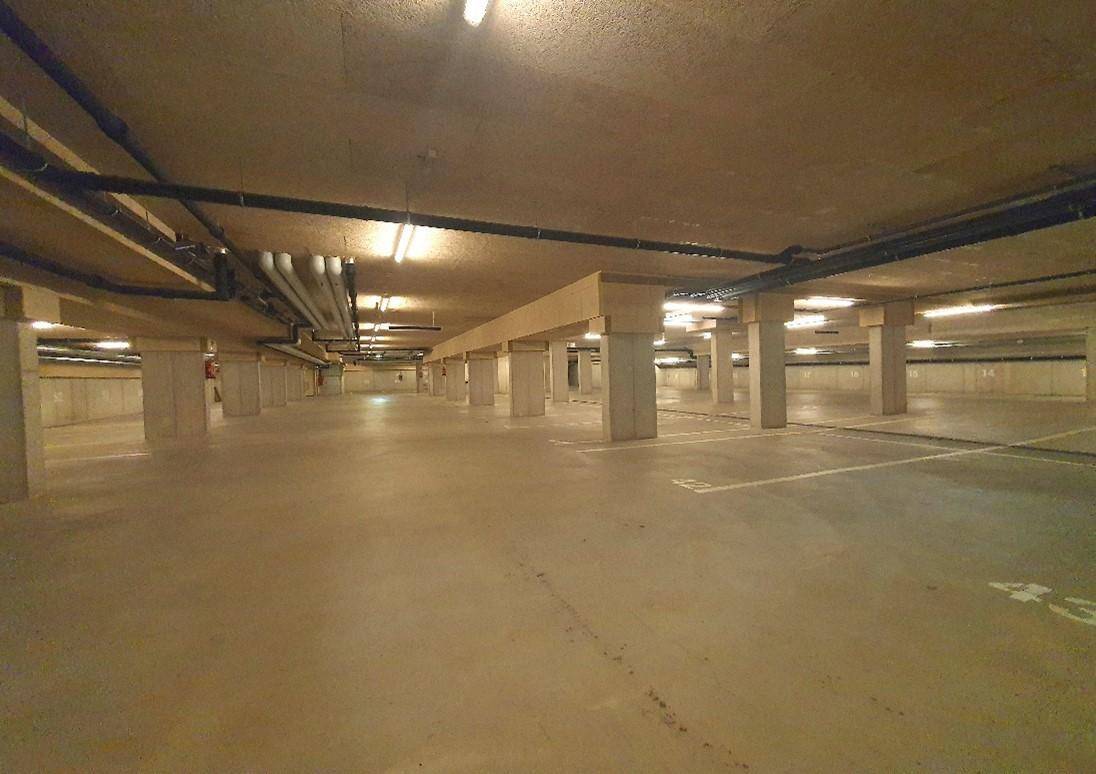 Geräumige Tiefgarage mit vielen Stellplätzen und guter Beleuchtung.
