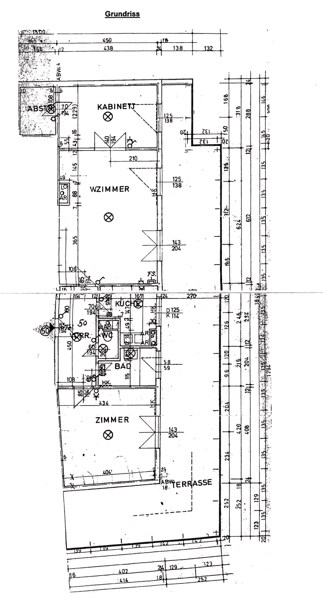 Detaillierter Grundriss einer Wohnung mit mehreren Zimmern, Bad, Küche und Terrasse.