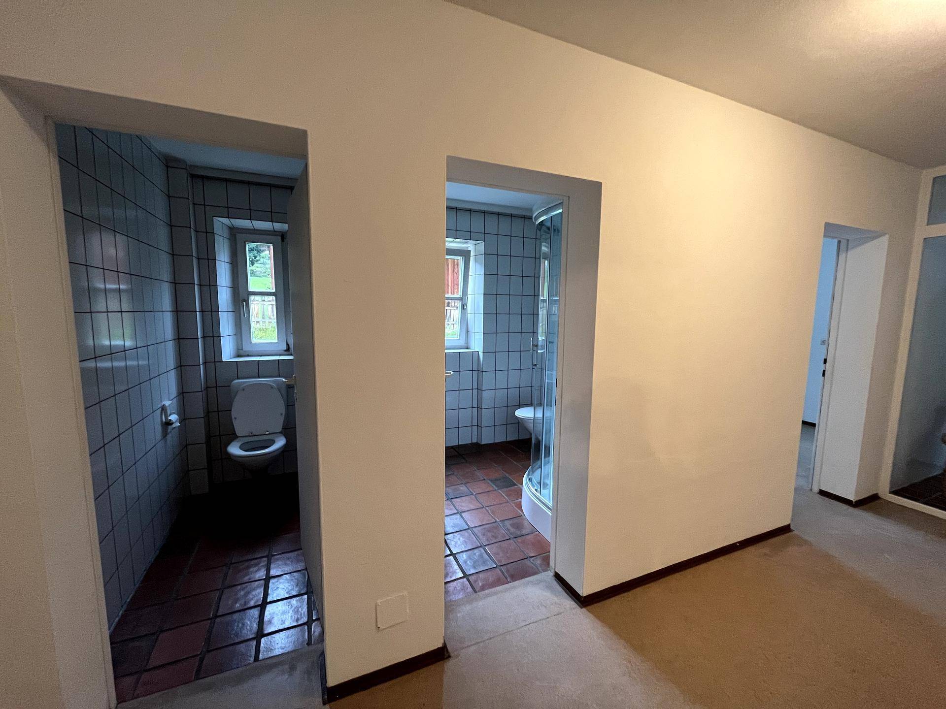 Flur mit direktem Zugang zu zwei separaten Badezimmern oder WCs.