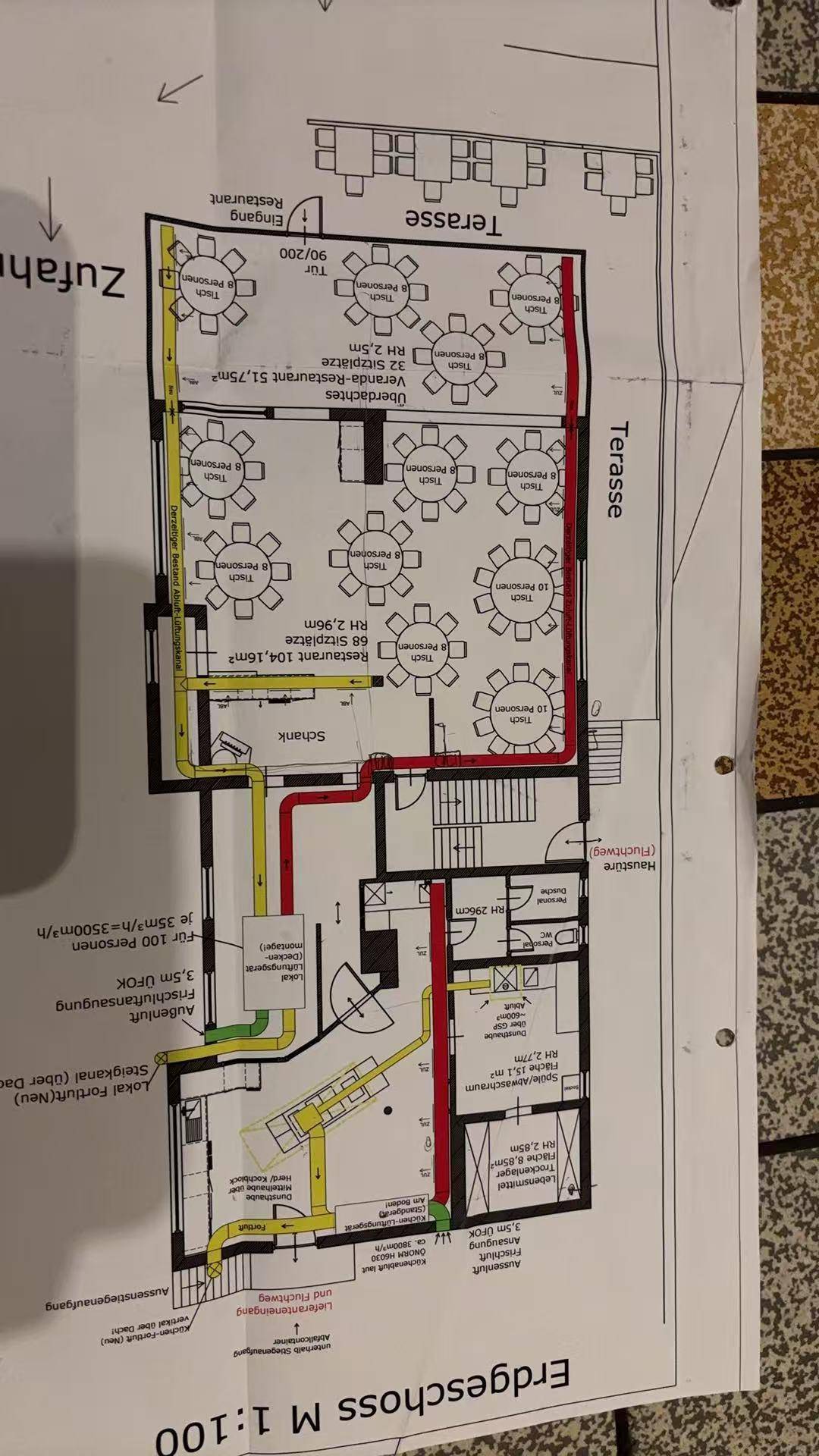 Grundriss des Erdgeschosses mit Restaurantbereichen, Schank und Terrassenflächen.