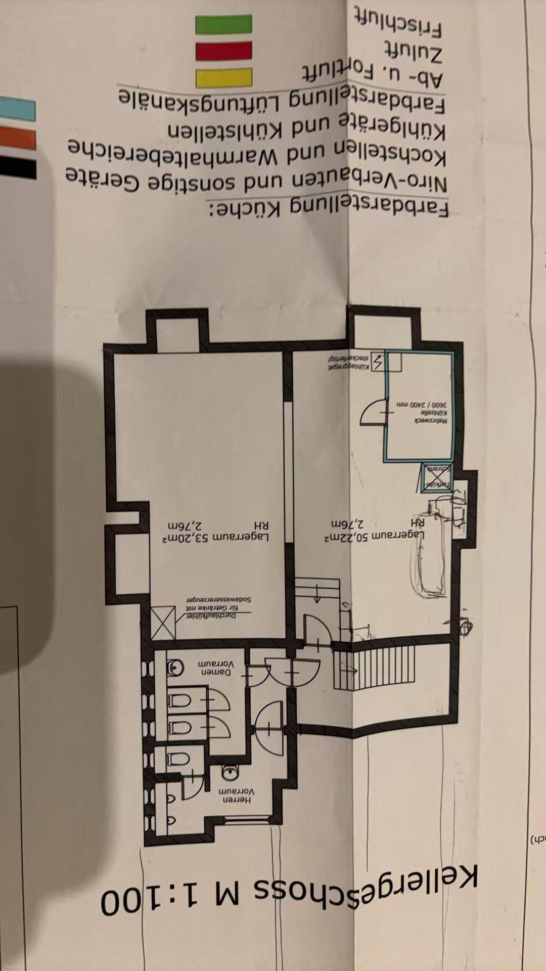 Grundriss des Kellergeschosses mit Lagerräumen und Sanitäranlagen für Damen und Herren.