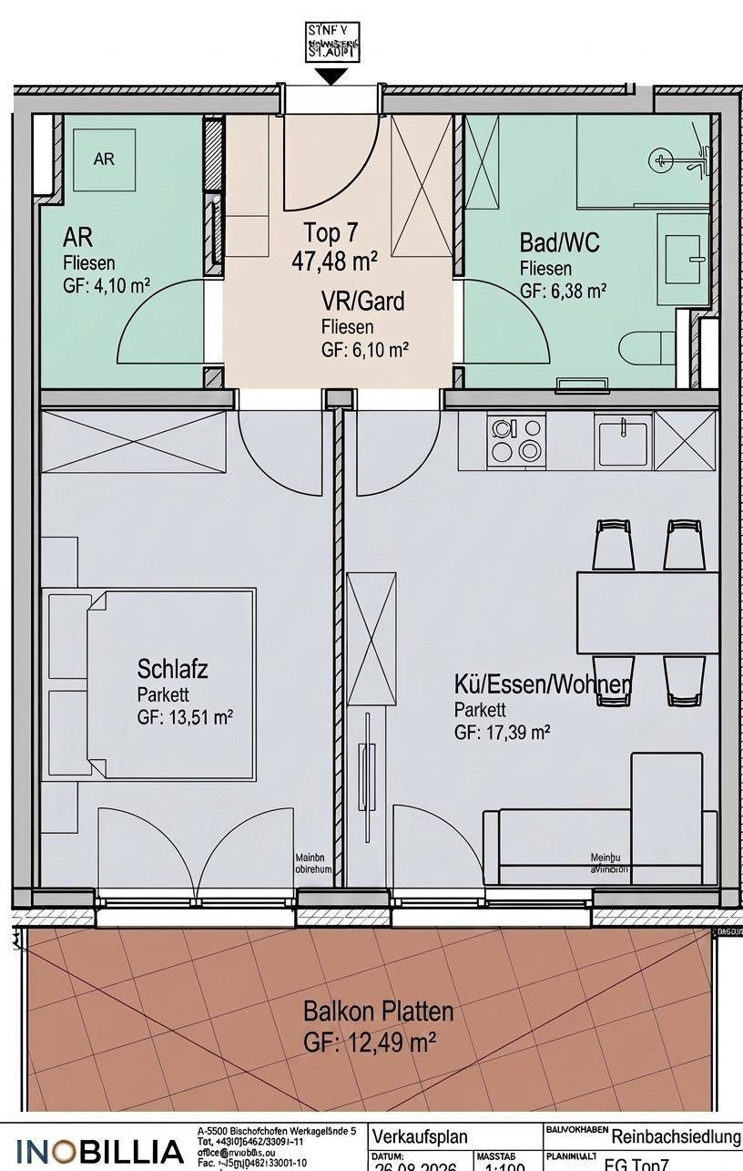 Grundriss einer Wohnung mit offenem Wohnbereich, Schlafzimmer, Bad und großem Balkon.