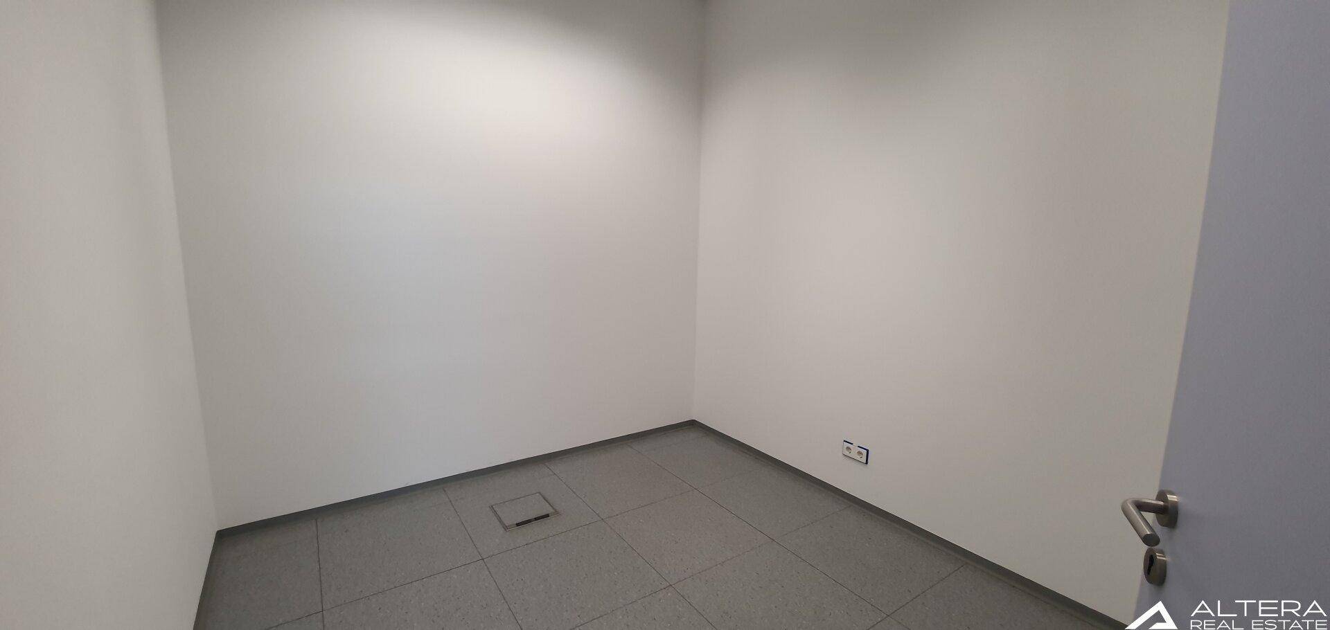 Kleiner, leerer Büroraum mit weißen Wänden und Fliesenboden, ideal für Einzelarbeitsplätze.