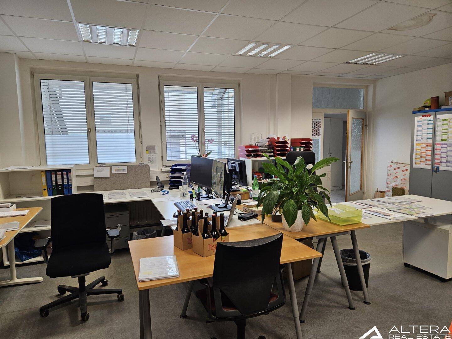 Feldkirchen bei Graz! - Büroflächen mit ca. 400m² samt befahrbarem Keller ca. 900m² mit LKW's und überdachte Freiflächen-Box ca. 120m² - Mehr