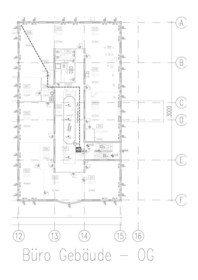 Grundriss des Obergeschosses eines Bürogebäudes mit verschiedenen Räumen und Abmessungen.