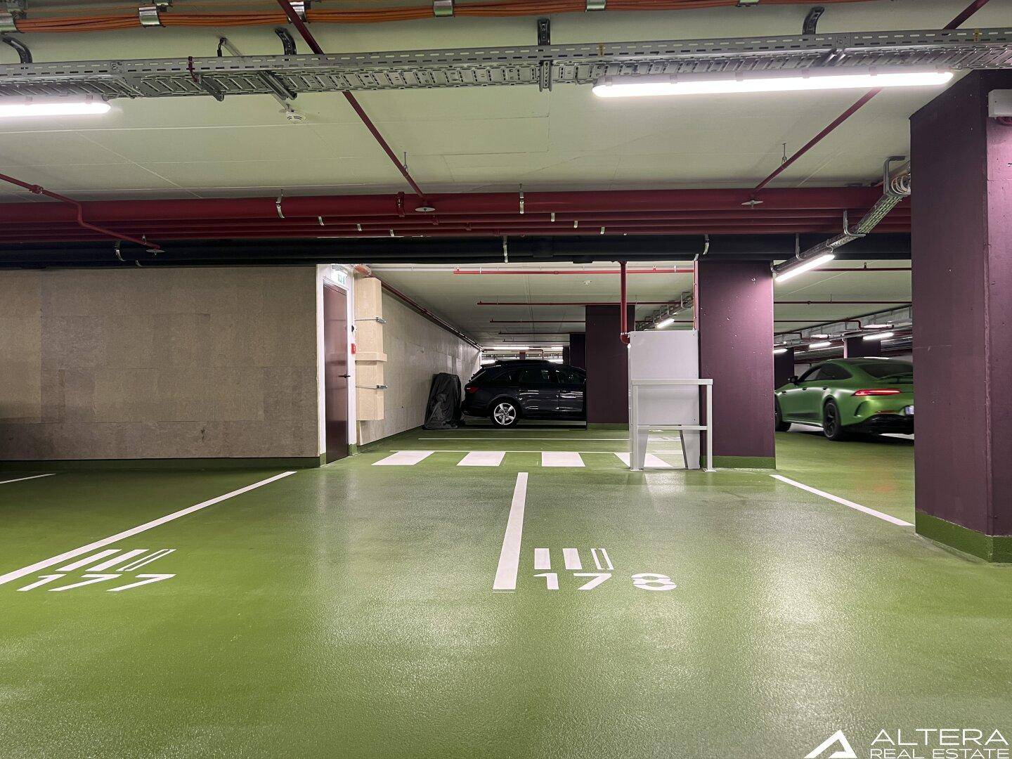 Geräumige Tiefgarage mit markierten Parkplätzen und guter Beleuchtung.