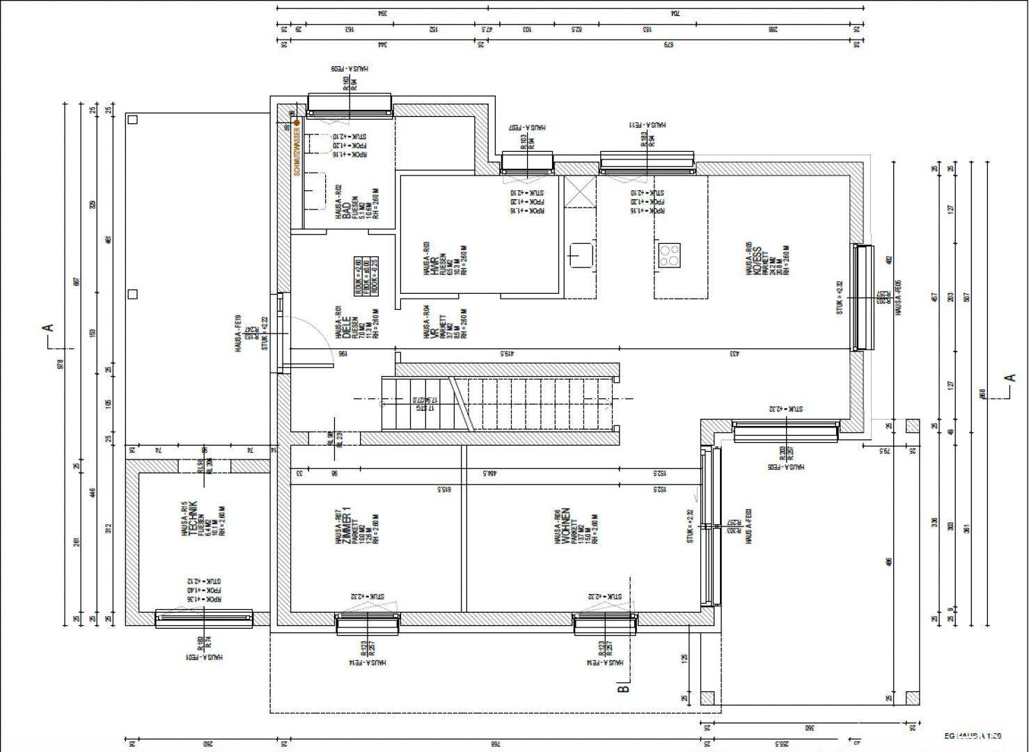Technischer Grundriss des Erdgeschosses mit detaillierten Maßen und Raumaufteilung.