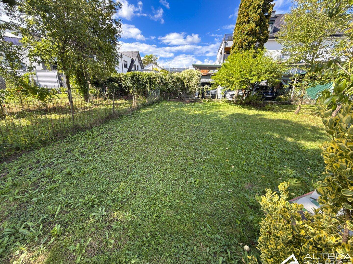 Großer, gepflegter Garten mit Rasenfläche und Bäumen, bietet viel Platz im Freien.