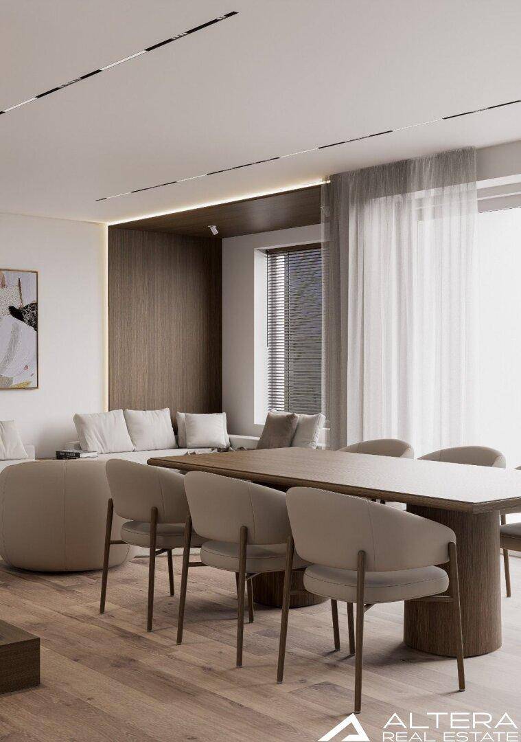 Eleganter Essbereich mit modernem Holztisch und Stühlen, angrenzend an den Wohnbereich.