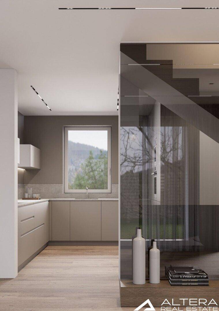Moderne Küche mit hellen Schränken, Holzboden und Fenster mit Blick auf die Natur.