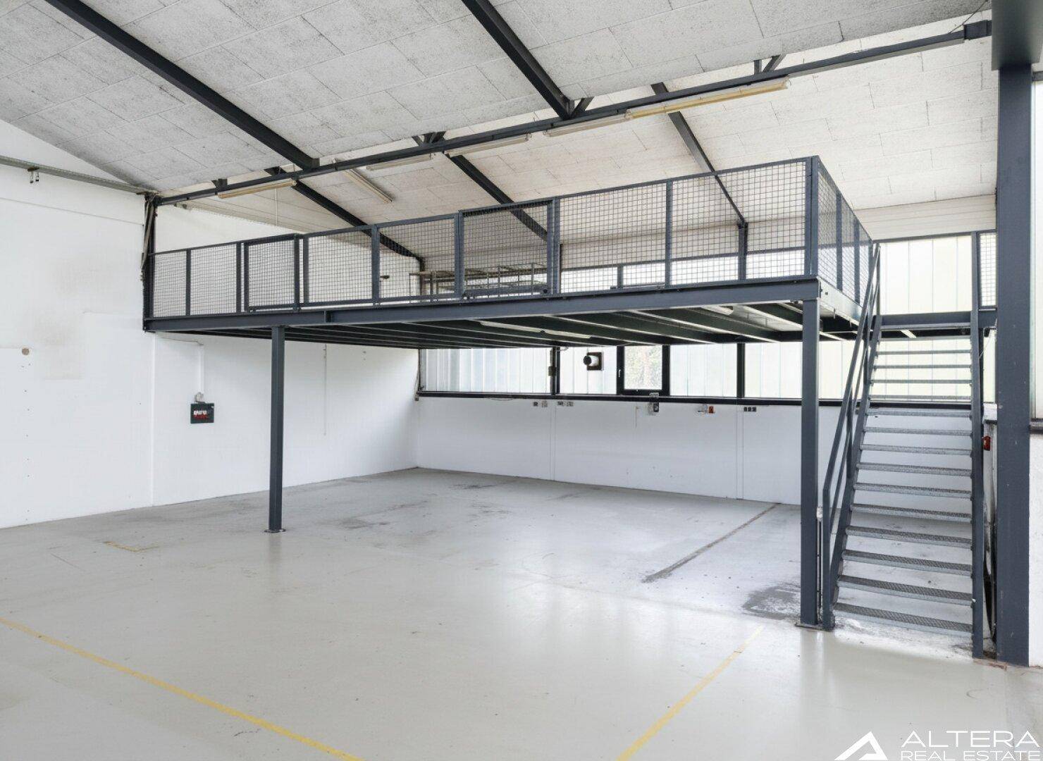 Detailansicht der stabilen Stahl-Mezzanine-Ebene mit Treppe, die zusätzlichen Raum in der Industriehalle bietet.