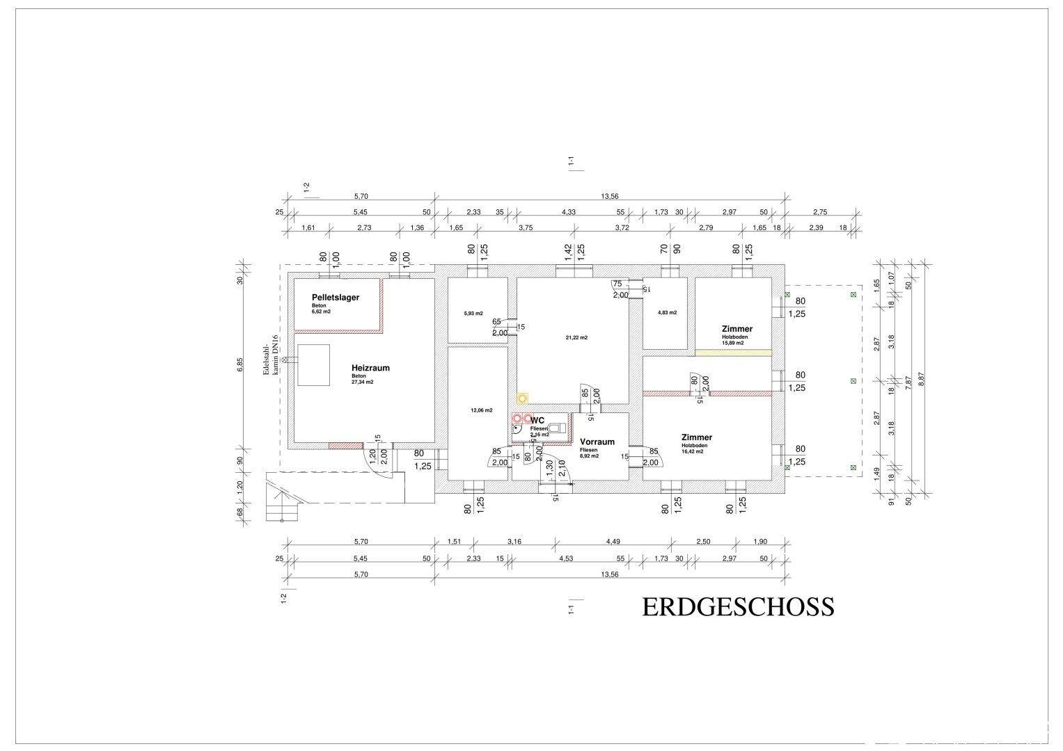 Grundriss des Erdgeschosses mit Heizraum, Pelletslager, Zimmern und WC.