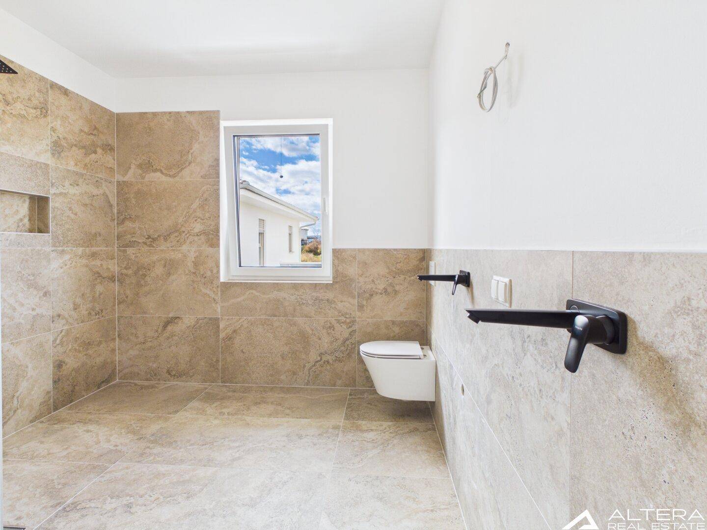 Modernes Badezimmer mit begehbarer Dusche, Wand-WC und beigefarbenen Fliesen.
