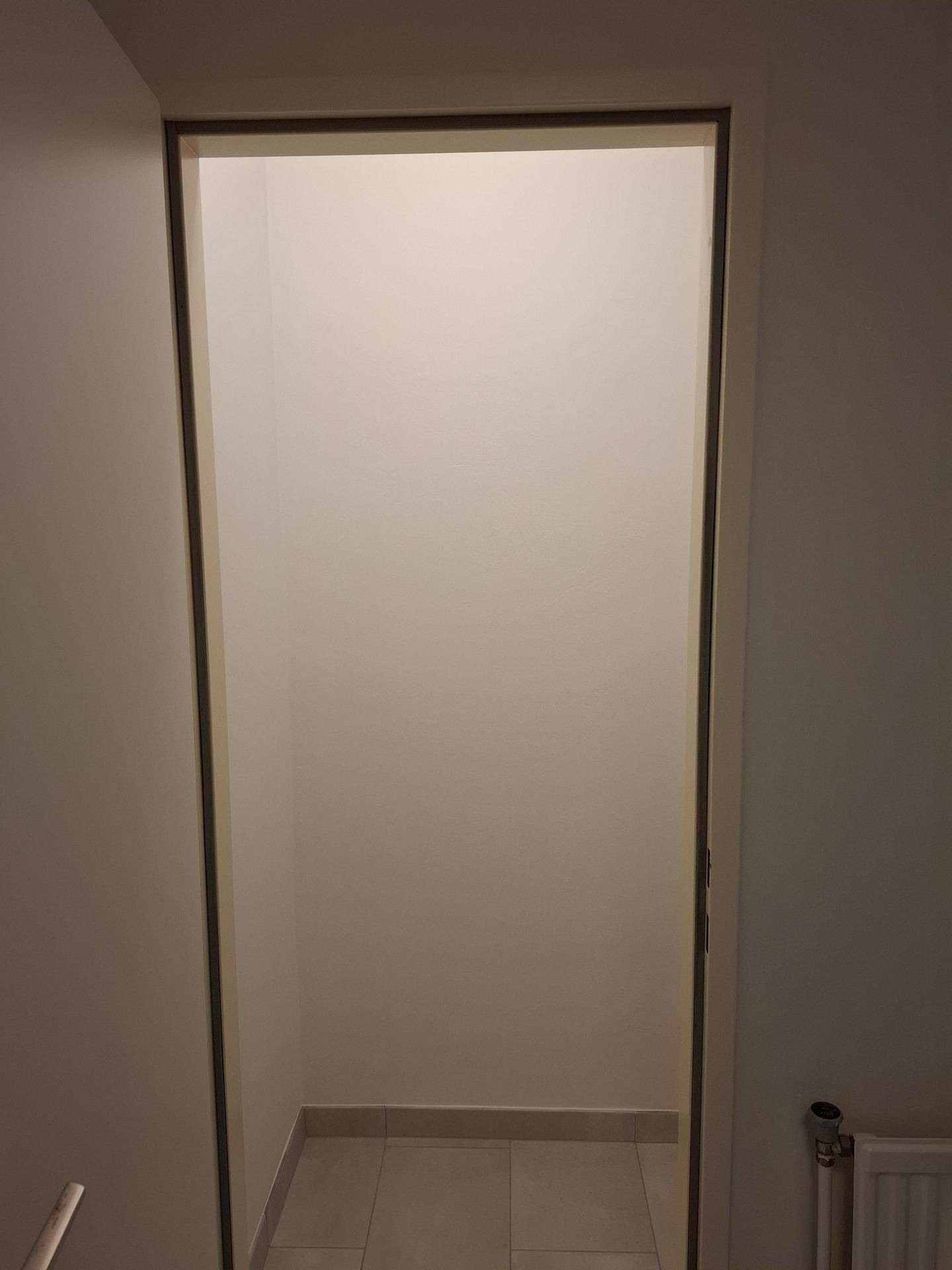 Kleiner, leerer Abstellraum mit Fliesenboden, ideal für zusätzlichen Stauraum in der Wohnung.