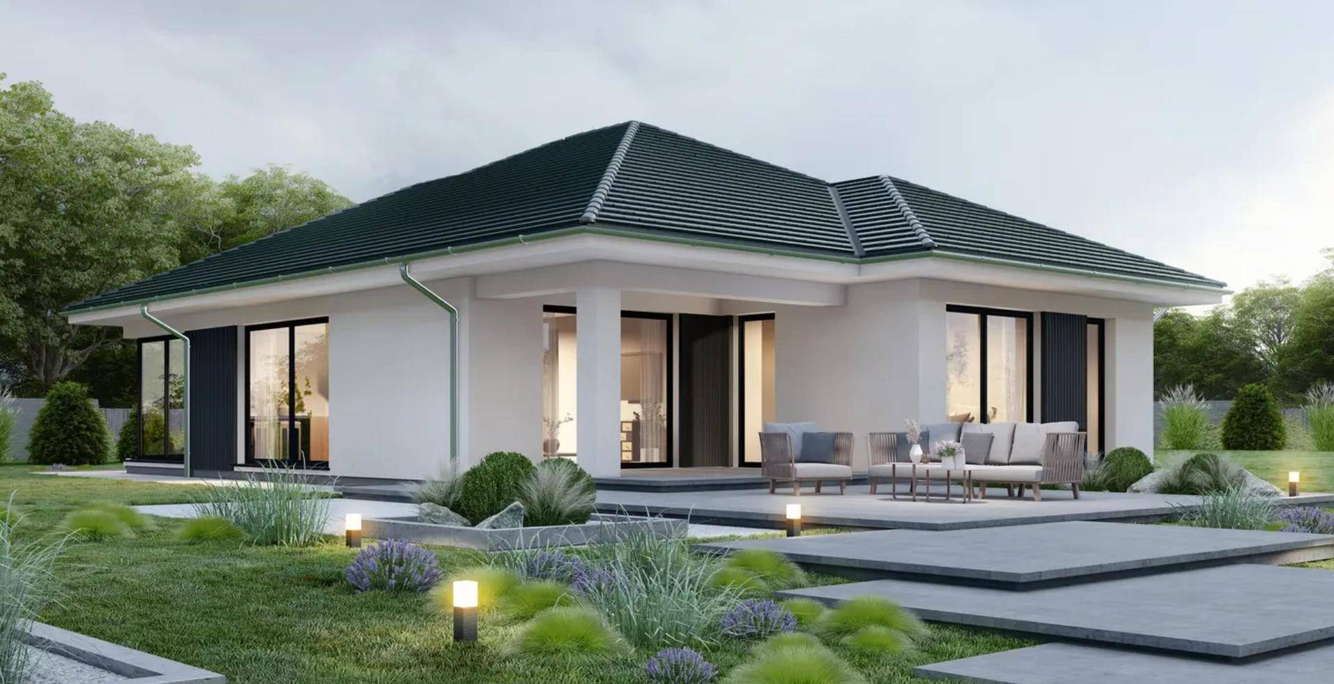 Bungalow mit weißer Fassade, dunklem Dach und einer möblierten Terrasse, umgeben von einem gepflegten Garten.
