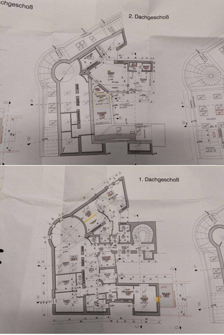 Grundrisse für zwei Dachgeschosswohnungen mit unterschiedlichen Layouts und runden Elementen.