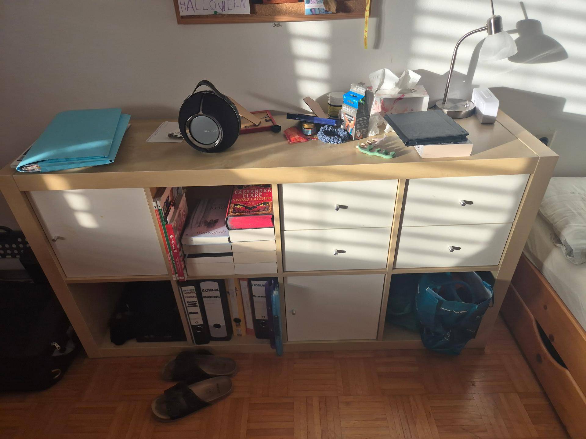 Praktisches Regal mit Schubladen und Ablageflächen im Schlafzimmer.