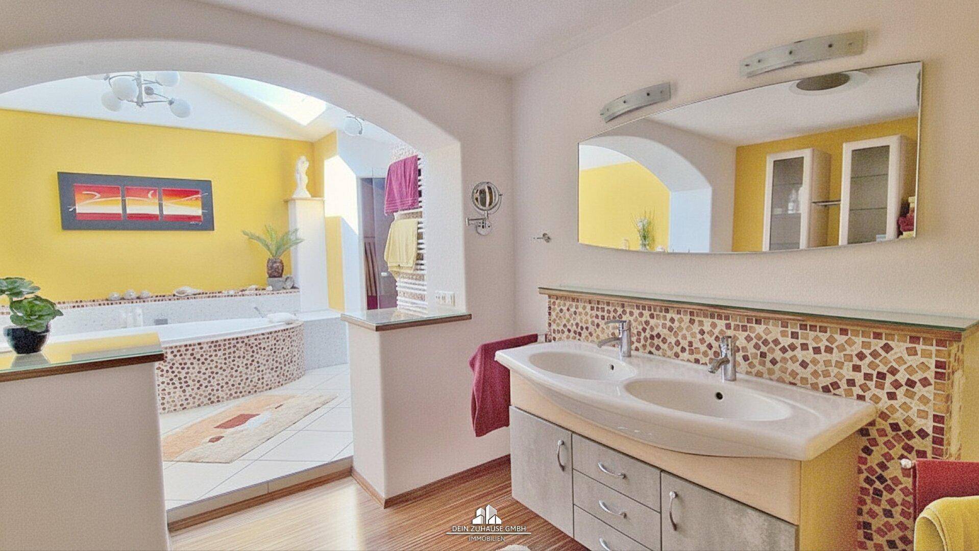 Geräumiges Badezimmer mit Doppelwaschbecken, Badewanne und gelben Wänden.