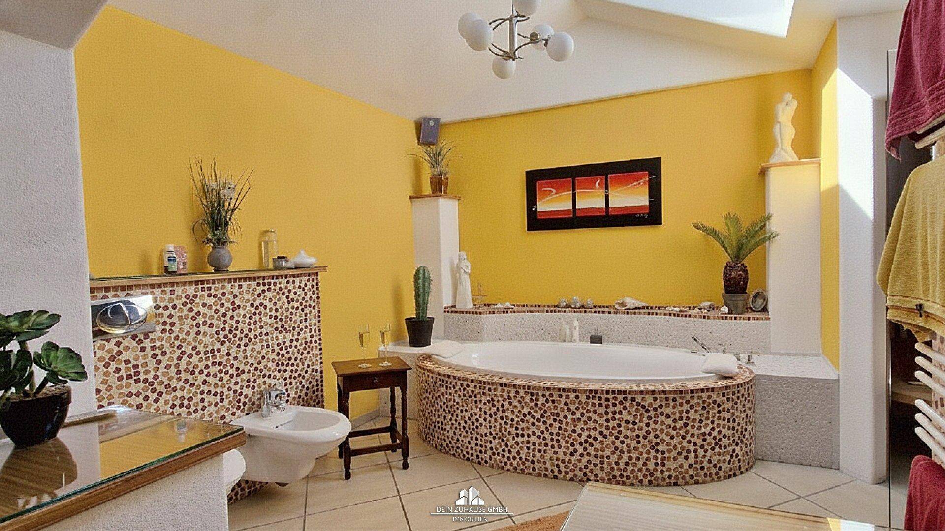 Großes Badezimmer mit Eckbadewanne, Bidet und farbenfrohen Mosaikfliesen.