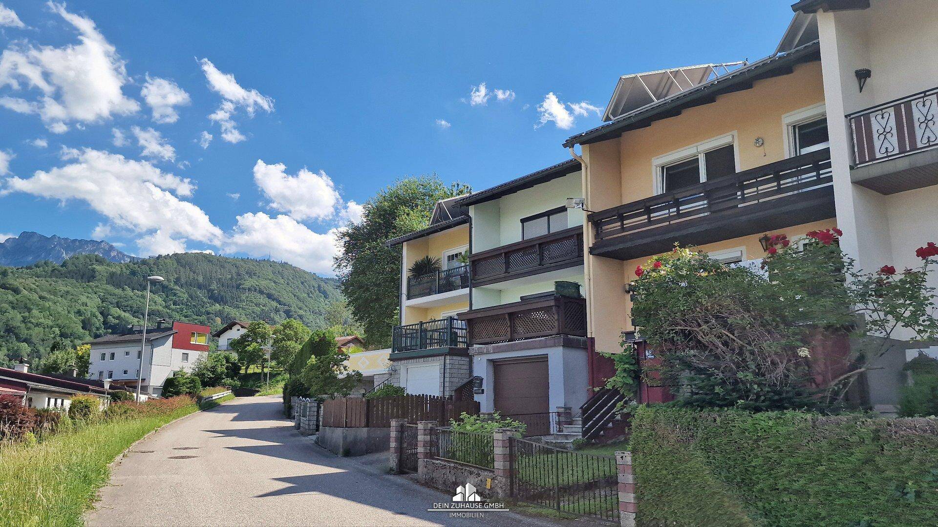 DEIN ZUHAUSE in Gmunden am Traunsee: Sommerfrische erleben - Teilsaniertes Reihenhaus am Stadtrand, Zweitwohnsitz möglich - Ansicht 2