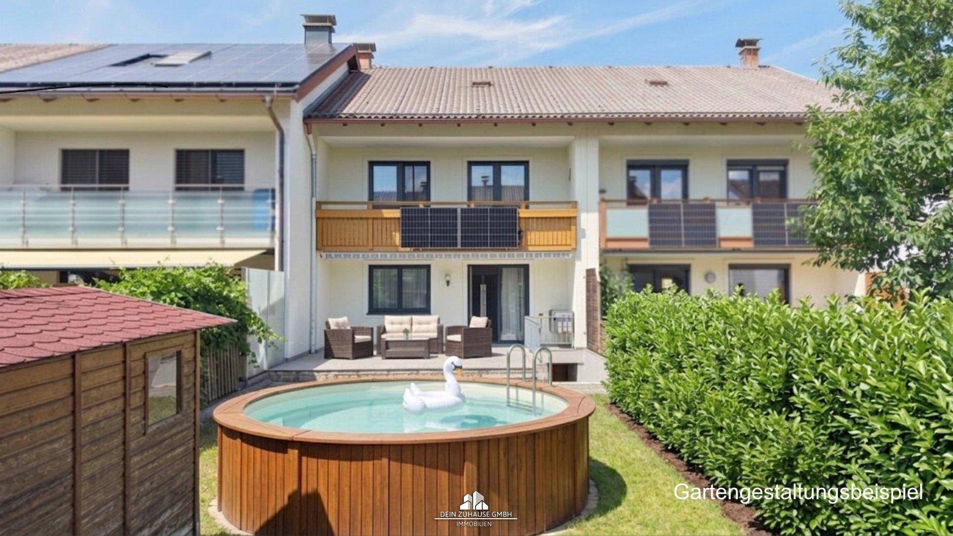 Gepflegter Gartenbereich mit Holzpool, gemütlicher Sitzecke und Blick auf die Hausfassade mit Balkonen.