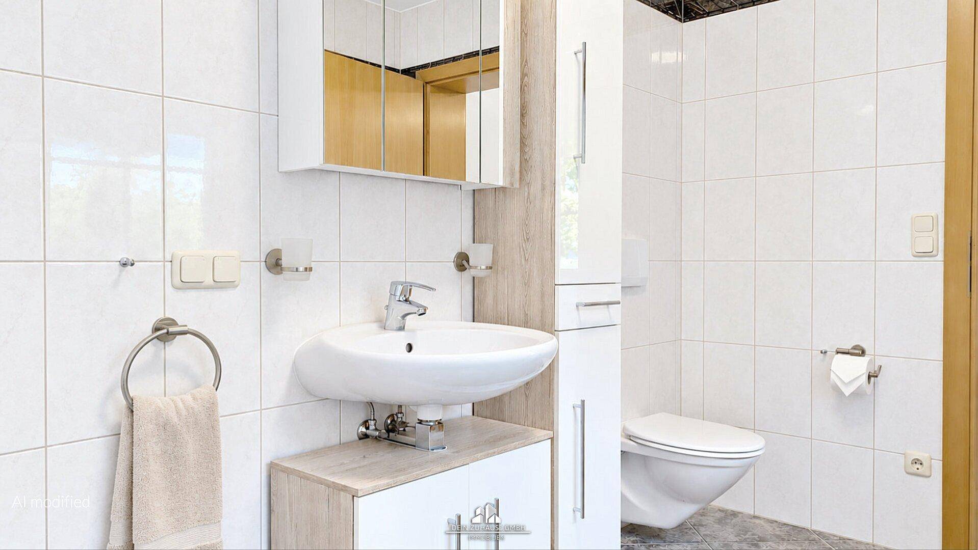 Helles Badezimmer mit Waschbecken, Toilette und Spiegelschrank.